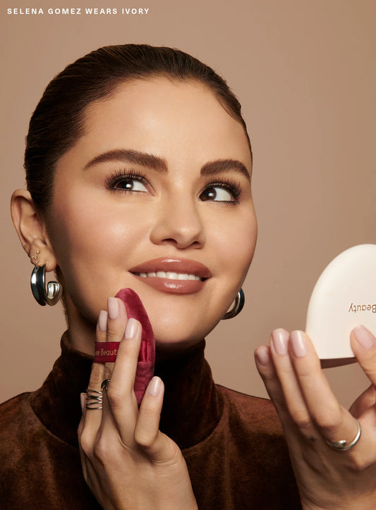 Rare Beauty Cosmeticos  por Selena Gomez. Base en polvo compacto. Color # Porcelain