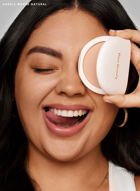 Rare Beauty Cosmeticos por Selena Gomez. Base en polvo compacto. Color #Natural