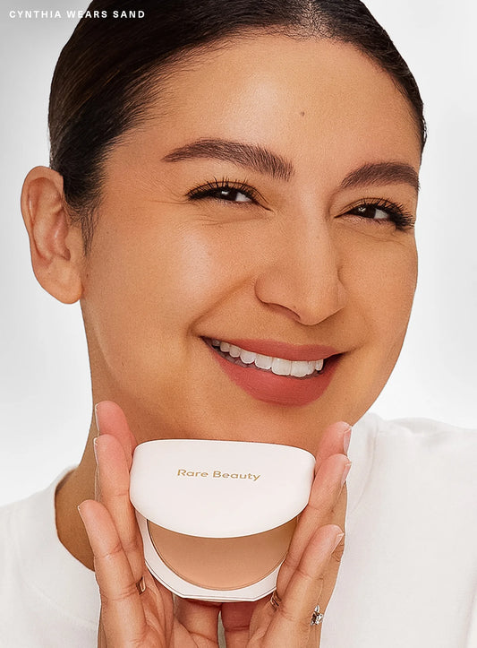Rare Beauty Cosmeticos  por Selena Gomez. Base en polvo compacto. Color #Sand