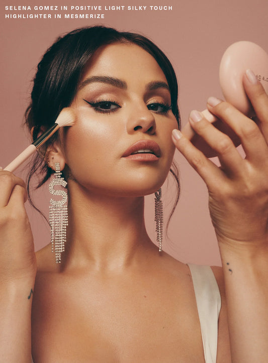 Rare Beauty Cosmeticos por Selena Gomez,Iluminador en polvo. #Mesmerize